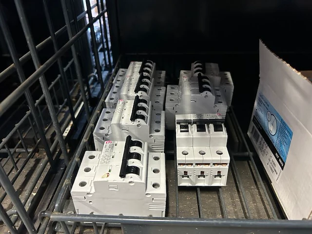 Inhoud stellingvak w.o. installatieautomaten w.o. abb, eti - afbeelding 2 van  6
