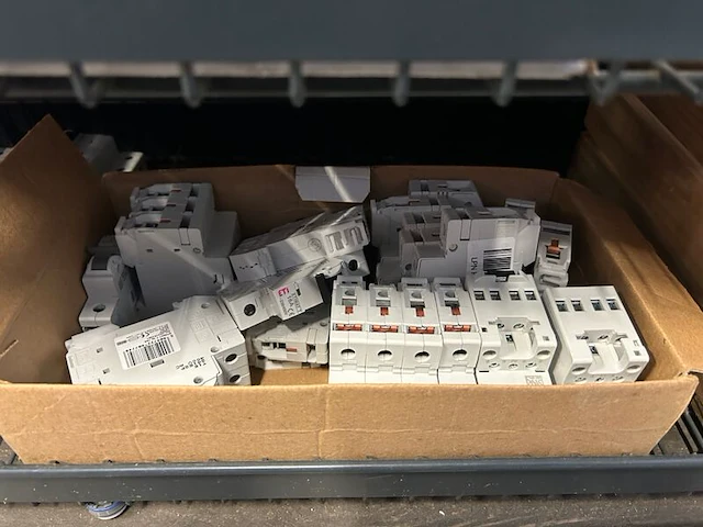 Inhoud stellingvak w.o. installatieautomaten w.o. abb, eti - afbeelding 3 van  6