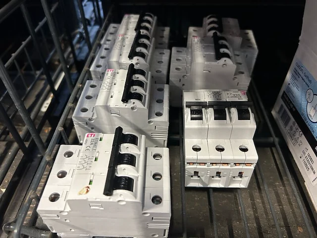 Inhoud stellingvak w.o. installatieautomaten w.o. abb, eti - afbeelding 5 van  6