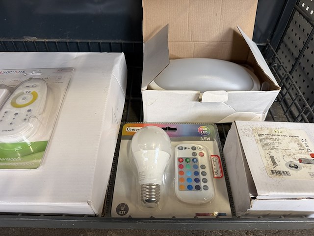 Inhoud stellingvak, w.o. lampen en accessoires - afbeelding 3 van  6