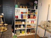 Inhoud twee schappenkasten w.o. vazen, glazen, poten, kandelaars en houten decoratie. - afbeelding 1 van  3