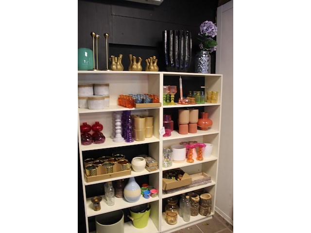 Inhoud twee schappenkasten w.o. vazen, glazen, poten, kandelaars en houten decoratie. - afbeelding 2 van  3