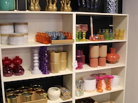 Inhoud twee schappenkasten w.o. vazen, glazen, poten, kandelaars en houten decoratie. - afbeelding 2 van  3