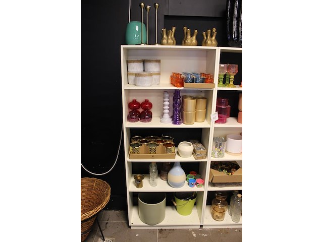 Inhoud twee schappenkasten w.o. vazen, glazen, poten, kandelaars en houten decoratie. - afbeelding 3 van  3