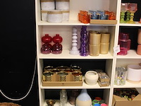 Inhoud twee schappenkasten w.o. vazen, glazen, poten, kandelaars en houten decoratie. - afbeelding 3 van  3