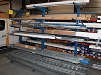 Inhoud twee zijden van dubbelzijdige stelling m215 w.o. vnl. kabelgoten en hoekijzers. let op. ophalen op...