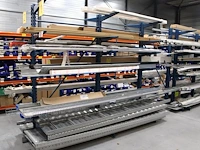 Inhoud twee zijden van dubbelzijdige stelling m215 w.o. vnl. kabelgoten en hoekijzers. let op. ophalen op... - afbeelding 2 van  4