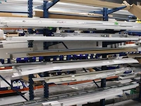 Inhoud twee zijden van dubbelzijdige stelling m216 w.o. kabelgoten en led lijnverlichting, let op. ophalen... - afbeelding 2 van  8