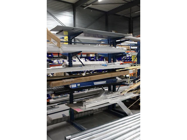Inhoud twee zijden van dubbelzijdige stelling m216 w.o. kabelgoten en led lijnverlichting, let op. ophalen... - afbeelding 3 van  8