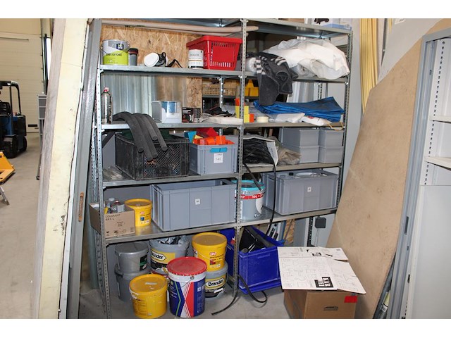 Inhoud tweedelige stelling, diverse bouw gerelateerde producten, plaatwerk, deuren. in en om twee stellingen. - afbeelding 1 van  3