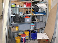 Inhoud tweedelige stelling, diverse bouw gerelateerde producten, plaatwerk, deuren. in en om twee stellingen. - afbeelding 1 van  3