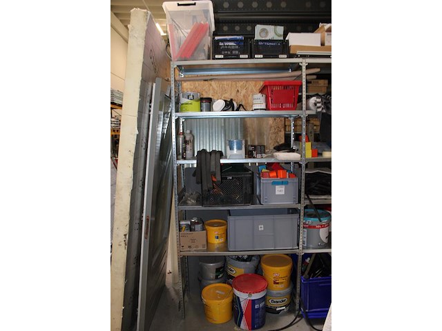 Inhoud tweedelige stelling, diverse bouw gerelateerde producten, plaatwerk, deuren. in en om twee stellingen. - afbeelding 2 van  3