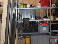 Inhoud tweedelige stelling, diverse bouw gerelateerde producten, plaatwerk, deuren. in en om twee stellingen. - afbeelding 2 van  3