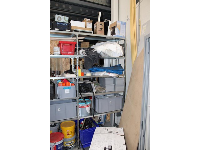 Inhoud tweedelige stelling, diverse bouw gerelateerde producten, plaatwerk, deuren. in en om twee stellingen. - afbeelding 3 van  3