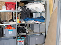 Inhoud tweedelige stelling, diverse bouw gerelateerde producten, plaatwerk, deuren. in en om twee stellingen. - afbeelding 3 van  3