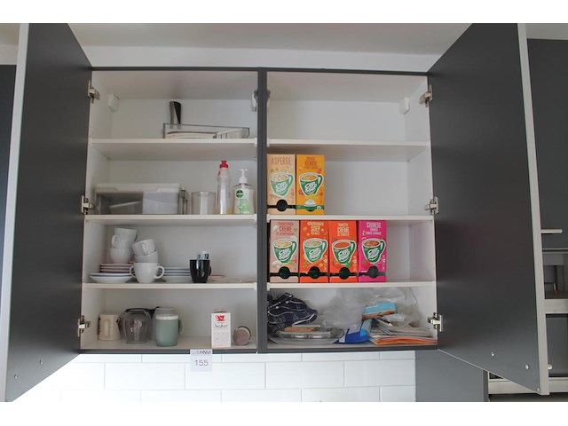 Inhoud van de keuken- en wandkasten w.o. schoonmaakmiddelen, servies, bestek en bekers. - afbeelding 1 van  4