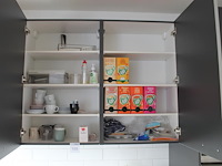 Inhoud van de keuken- en wandkasten w.o. schoonmaakmiddelen, servies, bestek en bekers. - afbeelding 1 van  4