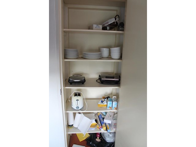 Inhoud van de keuken- en wandkasten w.o. schoonmaakmiddelen, servies, bestek en bekers. - afbeelding 2 van  4