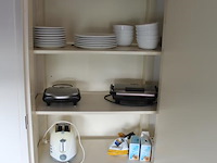 Inhoud van de keuken- en wandkasten w.o. schoonmaakmiddelen, servies, bestek en bekers. - afbeelding 2 van  4