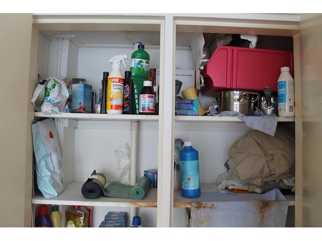 Inhoud van de keuken- en wandkasten w.o. schoonmaakmiddelen, servies, bestek en bekers. - afbeelding 3 van  4