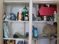 Inhoud van de keuken- en wandkasten w.o. schoonmaakmiddelen, servies, bestek en bekers. - afbeelding 3 van  4
