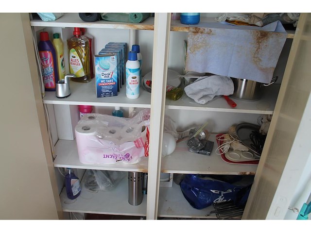 Inhoud van de keuken- en wandkasten w.o. schoonmaakmiddelen, servies, bestek en bekers. - afbeelding 4 van  4