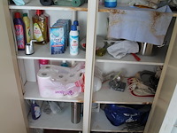 Inhoud van de keuken- en wandkasten w.o. schoonmaakmiddelen, servies, bestek en bekers. - afbeelding 4 van  4