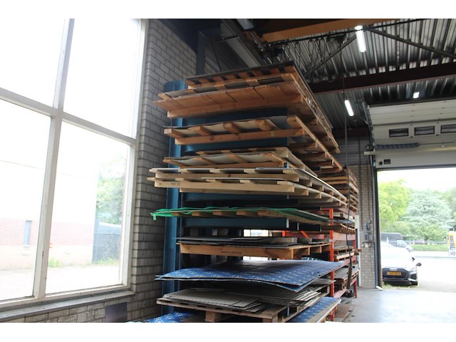 Inhoud van draagarmstelling 355 w.o. traanplaten, 15x aluminium platen 4mm, alu geperforeerd, etc. - afbeelding 1 van  9