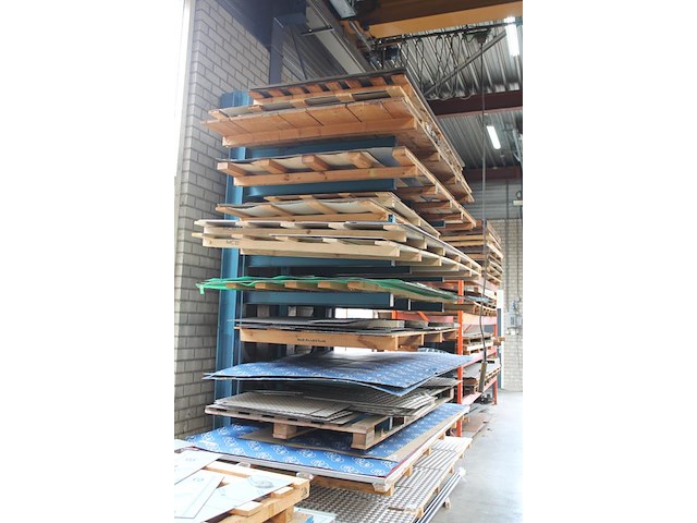 Inhoud van draagarmstelling 355 w.o. traanplaten, 15x aluminium platen 4mm, alu geperforeerd, etc. - afbeelding 2 van  9