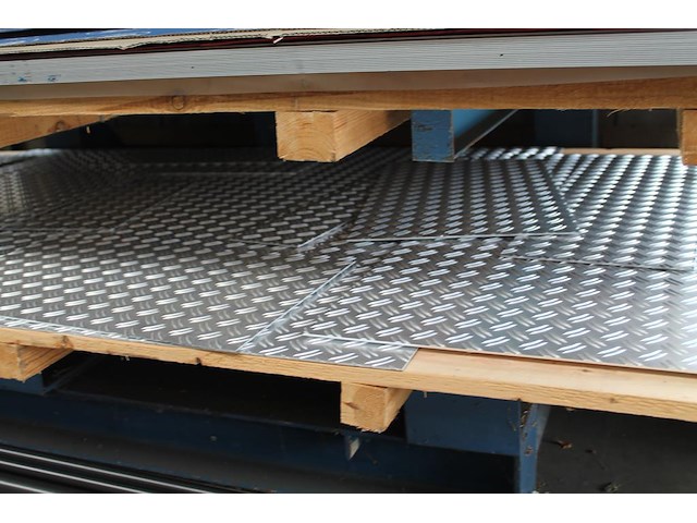 Inhoud van draagarmstelling 355 w.o. traanplaten, 15x aluminium platen 4mm, alu geperforeerd, etc. - afbeelding 3 van  9