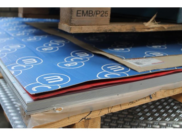 Inhoud van draagarmstelling 355 w.o. traanplaten, 15x aluminium platen 4mm, alu geperforeerd, etc. - afbeelding 4 van  9