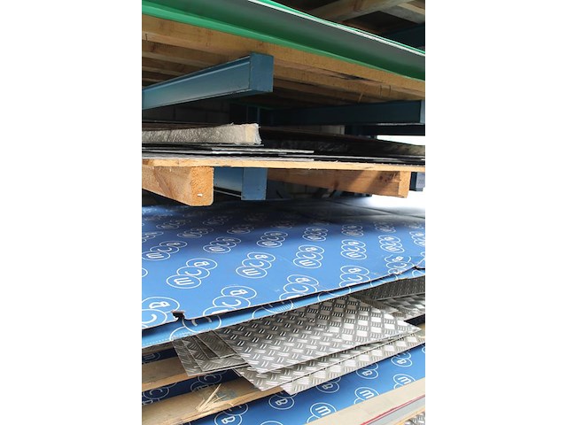 Inhoud van draagarmstelling 355 w.o. traanplaten, 15x aluminium platen 4mm, alu geperforeerd, etc. - afbeelding 6 van  9