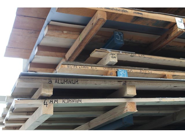 Inhoud van draagarmstelling 355 w.o. traanplaten, 15x aluminium platen 4mm, alu geperforeerd, etc. - afbeelding 7 van  9