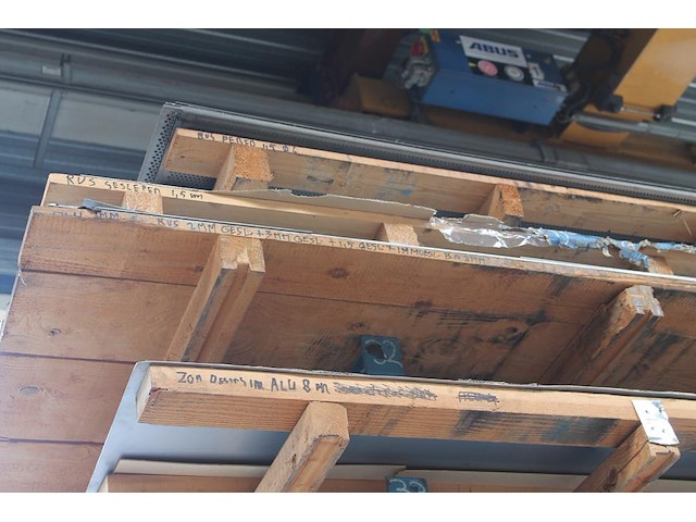 Inhoud van draagarmstelling 355 w.o. traanplaten, 15x aluminium platen 4mm, alu geperforeerd, etc. - afbeelding 8 van  9