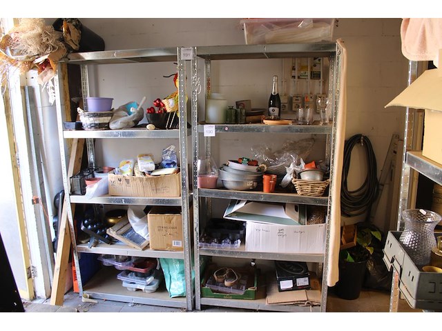 Inhoud van drie stellingdelen w.o. vazen, manden, decoratiemateriaal etc. - afbeelding 1 van  4