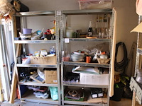 Inhoud van drie stellingdelen w.o. vazen, manden, decoratiemateriaal etc. - afbeelding 1 van  4