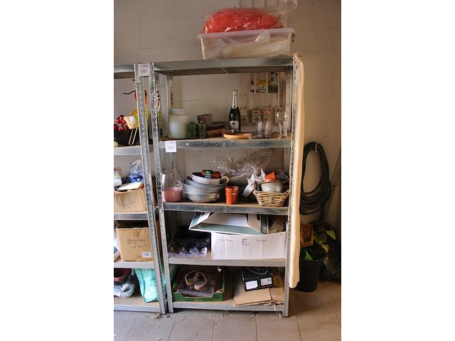 Inhoud van drie stellingdelen w.o. vazen, manden, decoratiemateriaal etc. - afbeelding 2 van  4