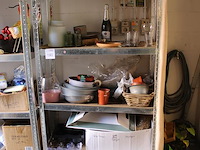 Inhoud van drie stellingdelen w.o. vazen, manden, decoratiemateriaal etc. - afbeelding 2 van  4