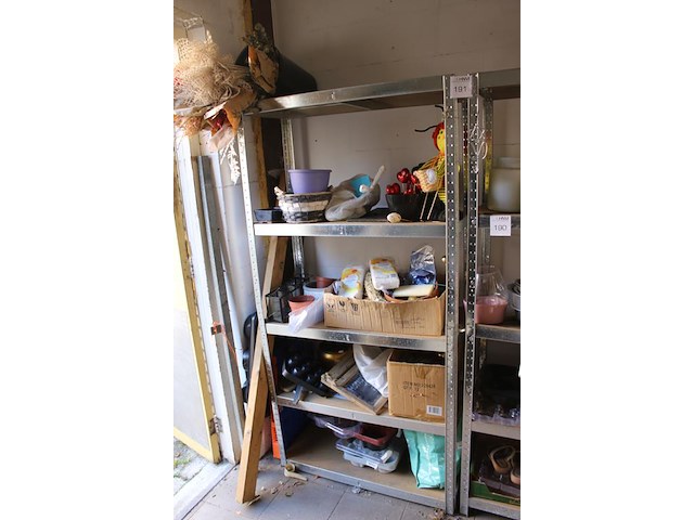 Inhoud van drie stellingdelen w.o. vazen, manden, decoratiemateriaal etc. - afbeelding 3 van  4