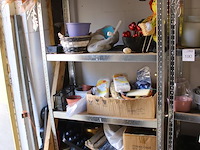 Inhoud van drie stellingdelen w.o. vazen, manden, decoratiemateriaal etc. - afbeelding 3 van  4