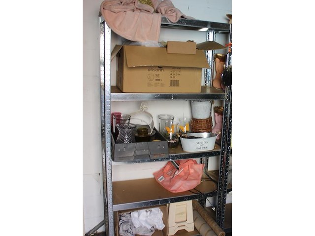 Inhoud van drie stellingdelen w.o. vazen, manden, decoratiemateriaal etc. - afbeelding 4 van  4