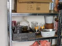 Inhoud van drie stellingdelen w.o. vazen, manden, decoratiemateriaal etc. - afbeelding 4 van  4