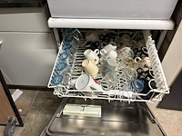 Inhoud van keukenkastjes en vaatwassers w.o. kopjes, schotels, bestek enz. - afbeelding 3 van  3
