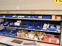 Inhoud van shuttlekast 19 van kavel m213 w.o. schroeven, bouten, moeren, schakelaars, automaten, connectore...
