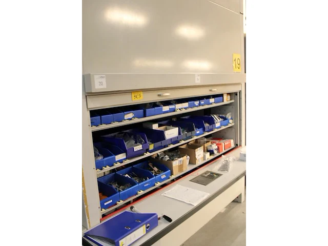 Inhoud van shuttlekast 19 van kavel m213 w.o. schroeven, bouten, moeren, schakelaars, automaten, connectore... - afbeelding 2 van  4