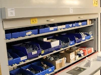 Inhoud van shuttlekast 19 van kavel m213 w.o. schroeven, bouten, moeren, schakelaars, automaten, connectore... - afbeelding 2 van  4