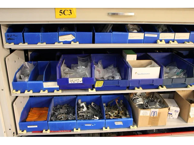 Inhoud van shuttlekast 19 van kavel m213 w.o. schroeven, bouten, moeren, schakelaars, automaten, connectore... - afbeelding 3 van  4