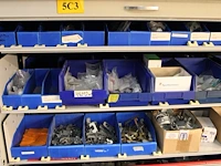 Inhoud van shuttlekast 19 van kavel m213 w.o. schroeven, bouten, moeren, schakelaars, automaten, connectore... - afbeelding 3 van  4