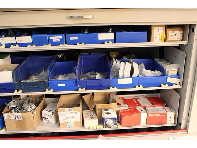 Inhoud van shuttlekast 19 van kavel m213 w.o. schroeven, bouten, moeren, schakelaars, automaten, connectore... - afbeelding 4 van  4