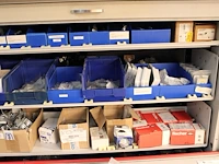 Inhoud van shuttlekast 19 van kavel m213 w.o. schroeven, bouten, moeren, schakelaars, automaten, connectore... - afbeelding 4 van  4